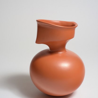 Red Angled Ribbed Vessel, made by Magdalene Odundo (b. 1950), in Surrey, England, 1985. Terracotta, burnished and oxidized
